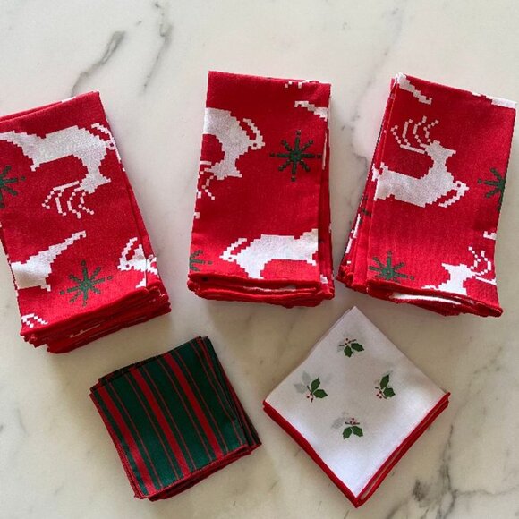 Lot of 30 Cloth Christmas/Holiday Napkins: 18 Dinner & 12 Cocktail Size - Picture 1 of 4